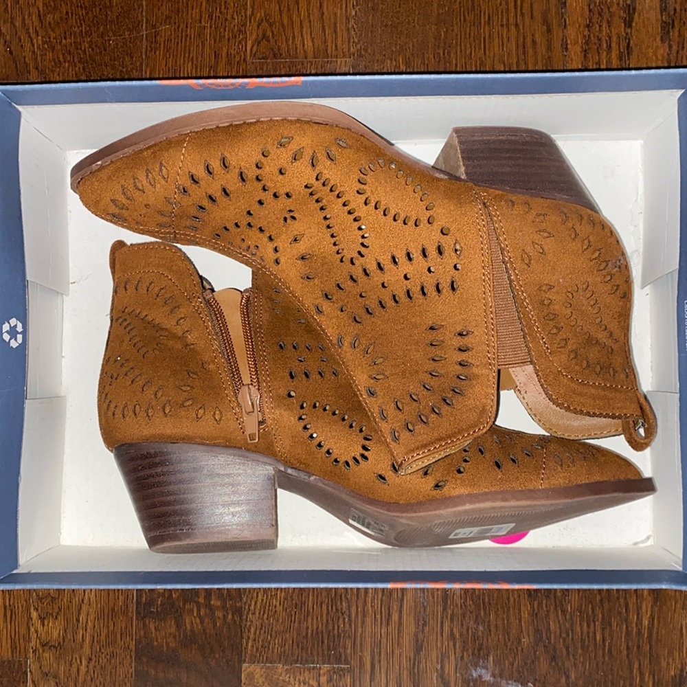 Carlos boot heels brown size 8